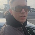 (Video) "ko kaže da sam bio na: Nastupu?" Relja pevao na Dan žalosti, a sad besan stigao na aerodrom i ovako se pravda