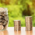 Krediti građanima i do pet puta veći nego privredi – da li se ovde radi ili svi žive na kredit?