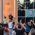 VIDEO Beogradski sindikat napadnut u Futogu: Gađali nas farbom, građani i policija reagovali
