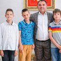 Božidar i još četiri drugara našli 100 evra ispred bankomata u blizini škole: Odmah znali šta će da urade