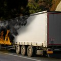 Od prikolice nije ostalo ništa: Vatra zahvatila deo kamiona, materijalna šteta ogromna