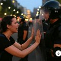 Rojters: Protesti u Srbiji eskalirali – demolirane prostorije SNS-a, sukobi širom zemlje
