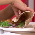 Krispi piletina i salata sa rukolom i narom