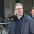 Šta je Vučić radio u lajvu na TikToku: Komentarisao uvrede i smešne snimke, pričao s Bakom Prasetom, najavio miting u martu…