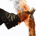 Kamere snimile trenutak užasa: Na Voždovcu bačen Molotovljev koktel, policija traga za vozačem luksuznog auta