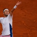 Dvostruki finalista RG bio na pragu predaje, izgubio set sa "nulom", pa prošao i zakazao duel sa Međedovićem