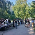 VIDEO: Studentska akcija na kampusu: Šaranje majica i cegera kao zagrevanje za skup u subotu