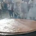 (Video) Okretalo je 8 mladih i snažnih Leskovčana! Oboren rekord na Roštiljijadi: Domaćini napravili pljeskavicu od 90 i po…