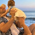 Bio je oženjen, ostavio ženu i troje dece kad je upoznao 14 godina mlađu - pet godina su u braku: "Svako jutro mi kupuje cveće"…
