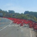 Karambol kod Gornjeg Milanovca: Više od 500 gajbi ispalo iz šlepera i rasulo se po putu