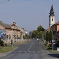 (Video) Ko bi rekao da čekanje autobusa može biti zabavno? Pernati saputnik iznenadio meštane Srbobrana