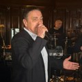 "Najlepše je kada pevaju zajedno sa mnom", Dragan Kojić Keba zapevao u srcu Skadarlije, goste ganuo ovom pesmom