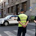 УЗНЕМИРУЈУЋИ ВИДЕО Мушкарац претукао девојку поред полицијске станице у Сарајеву
