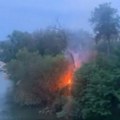 Veliki požar U Banjaluci: Plamen se razbuktao u blizini Gradskog mosta (VIDEO)