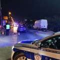 Prvi snimak teške saobraćajne nezgode u Novom Pazaru: Velikom brzinom sleće s puta i udara u kuću