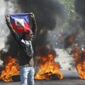 Haos na haitiju: Stotine zatvorenika pobeglo iz zatvora u glavnom gradu nakon sukoba bandi i policije