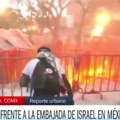 Protesti prerasli u žestoke nerede: Demonstranti se sukobili sa policijom kod izraleske ambasade u Meksiko Sitiju (video)
