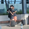 (Video) Kajla oko vrata, a kući ga vozi taksi: Relja Popović uhvaćen na aerodromu u najopuštenijem izdanju u društvu ovog…