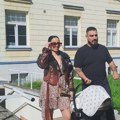 Žena Darka Lazića izašla iz porodilišta Katarina blista u miniću, otkrila na koga liči beba