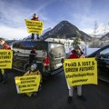 Protest klimatskih aktivista pred početak Foruma u Davosu, omeli sletanje helikoptera