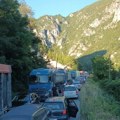 Velika je vrućina, a na prelazu Dobrakovo i dobrana gužva: Budite strpljivi ako idete u Crnu Goru