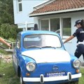 Stara milicijska fića postavljena ispred policije u Prijepolju, brzo je postala prava atrakcija