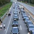 Sve stoji, vozači zarobljeni u kolonama: Gužve ka moru sve veće: Reci automobila na putu ka Crnoj Gori se ne vidi kraj