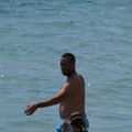 Viktor Troicki pustio stomačić: Paparaco iz Crne Gore: Bivši teniser se sa decom brčka u plićaku, a svi gledaju njegovu zgodnu…