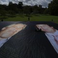 Kamion sa velikom fotografijom Trampa i Epstina kruži oko Vindzora
