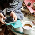 Нова тиха траума: Како родитељи несвесно повређују децу гледајући у екран мобилног телефона