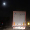 Bojan je sa decom u mraku stao iza otkačene prikolice kao živi štit, a reči vlasnika kamiona su sramota za celu Srbiju: "Neko…