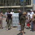 Solidarnost u teškim trenucima: Cisterne sa svih strana stižu u Čačak, besplatna voda deli se na trgu, radnici rade bez pauze…