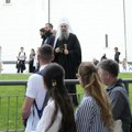 Incident kod hrama: Stajali u redu da celivaju pojas Majke Božije, žena ih gađala staklenim flašama