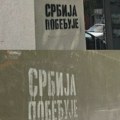 (FOTO) Učenici Valjevske gimnazije osudili ispisivanje grafita "Srbija pobeđuje" na ulazu u školu i širom grada