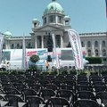 Užurbane pripreme ispred Skupštine Srbije – baneri, kutije za glasanje, napici, hrana