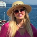 Najbogatija folkerka na letovanju u Hrvatskoj: Oko vrata sijaju biseri, ona sva u pink kombinaciji, niko ne veruje da ima 69…