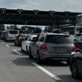 Haos na graničnim prelazima, kilometarske kolone: Velike gužve, mnogo nervoze, i ova smena turista prolazi u gužvama