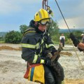 FOTO: Novosadski vatrogasci spasli psa koji je upao u bunar dubok 20 metara