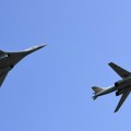Ruski strateški avioni obletali Arktik /video/