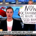 Otrovana ruskinja koja je upala u TV prenos sa plakatom protiv rata u Ukrajini? Iznenada joj pozlilo dok je izlazila iz stana