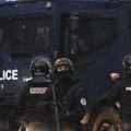 Haos u Prištini zbog dolaska predsednika haškog suda: Sukob policije i demonstranata, lete šok bombe
