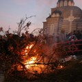 Tradicionalno nalaganje badnjaka u Kosovskoj Mitrovici: Vladika Teodosije poslao snažnu poruku