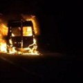 Jeziv snimak sa puta kod Nove Pazove: Vatra guta celo vozilo, požar bukti na sve strane (video)