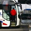 Ciglom na srpski autobus: Ne zna se da li će moći da nastavi dalji put, u njemu bili ruski turisti