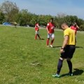 Zmija prekinula fudbalski meč u Leskovcu (video)