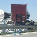 Dnevnik: (Foto, video) autoput ka Beogradu i dalje zatvoren Teška saobraćajka kod Kovilja! Muškarac star 38 godina s višestrukim povredama prevezen u UC KCV (foto)