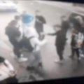 Узнемирујуће! Брутална туча дечака у центру Новог Пазара: Појавили се језиви снимци, нико није стао да их раздвоји (видео)