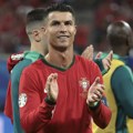 Ronaldo je posle meča snažno grlio jednog čoveka! Fotke koje su obišle svet: Potez emotivnog Portugalca privukao neviđenu…