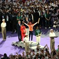 U slavu Marša žena na Versaj: Maratonke dobile medalje na ceremoniji zatvaranja Olimpijskih igara u Parizu (VIDEO)