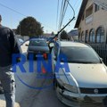 Od udarca iskrivila se bandera, deo naselja nema struju: Sudar dva vozila marke “fiat” u Čačku (FOTO)